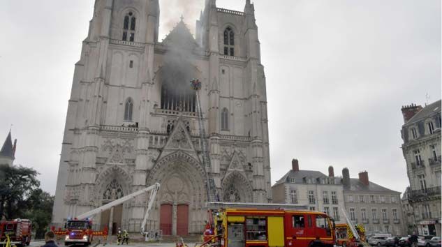 Fransa’daki katedral yangınıyla ilgili bir şüpheli gözaltında