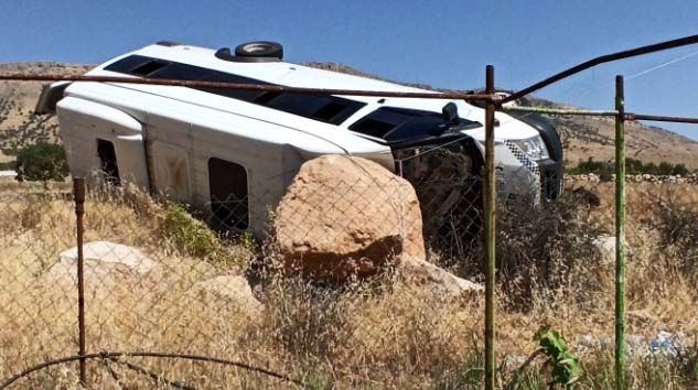 Direksiyon hakimiyeti kaybedilen minibüs şarampole yuvarlandı: 1’i ağır 12 yaralı