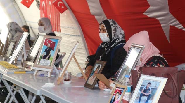 HDP önündeki ailelerin evlat nöbeti 321’inci gününde