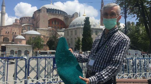 Ayasofya Cami’ne ördek başı yeşili halılar döşenmeye başlandı