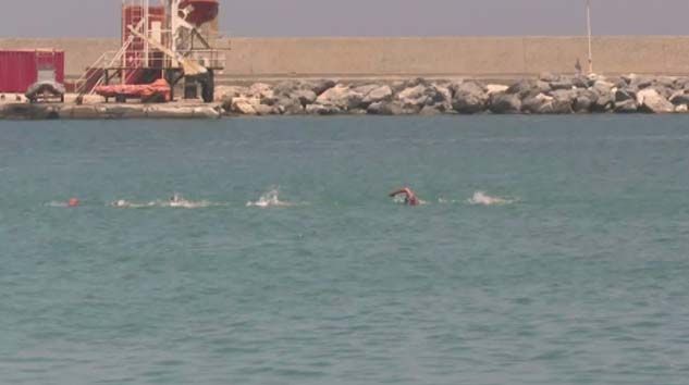 Eski Bakan Tüzmen beş sporcuyla Mersin’den KKTC’ye yüzdü