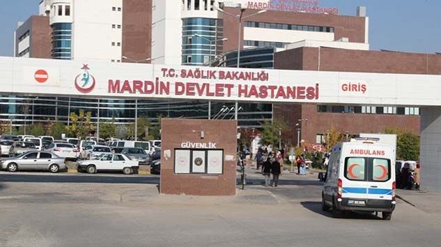 Mardin’de uygulama noktasında otomobil polislere çarptı: 3 ağır yaralı