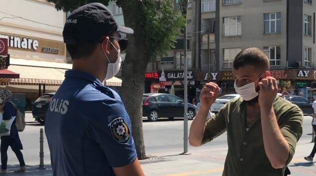 Polisi gören maskesini taktı