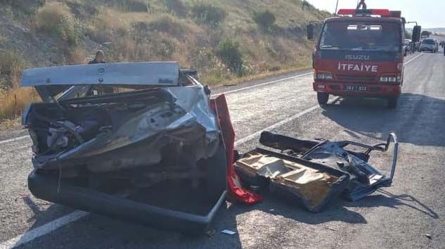 Otomobilin ikiye bölündüğü kazada Erdal Çetin hayatın kaybetti