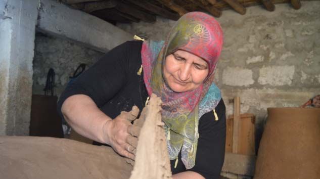 Çamurdan kazandığı para ile 8 çocuğunun okul ihtiyaçlarını karşılıyor