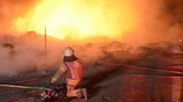 Geri dönüşüm deposunda korkutan yangın