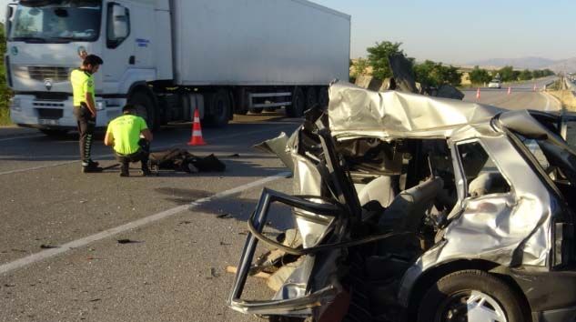 Yolcu otobüsüyle çarpışan otomobil ikiye bölündü: 1 ölü