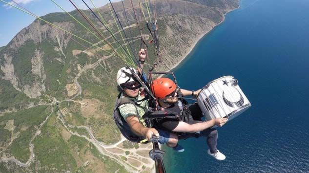 600 metrede paraşütte davul çaldı