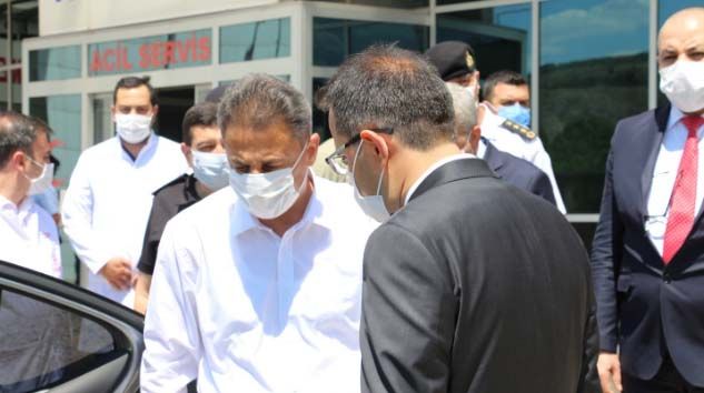 Trafik kazası geçiren Vali Karaömeroğlu: Arkada otursanız bile kemer takın