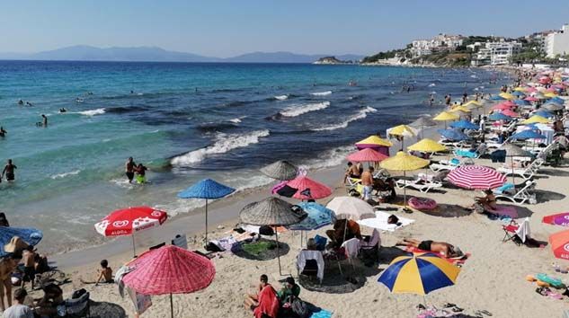 Kuşadası’nda sıcak havanın etkisiyle plajlar doldu taştı