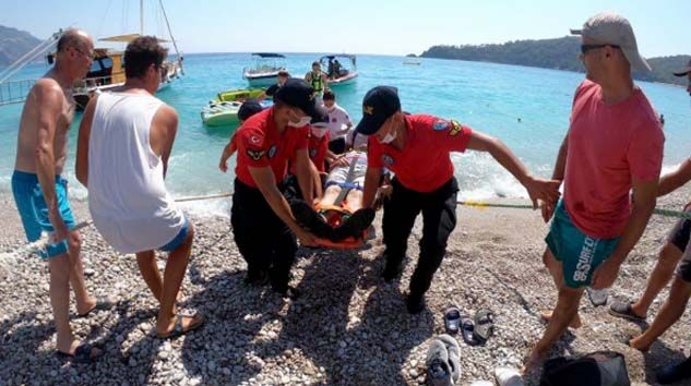 Denize düşen paraşüt pilotu ağır yaralandı
