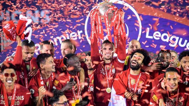 Liverpool şampiyonluk kupasını kaldırdı