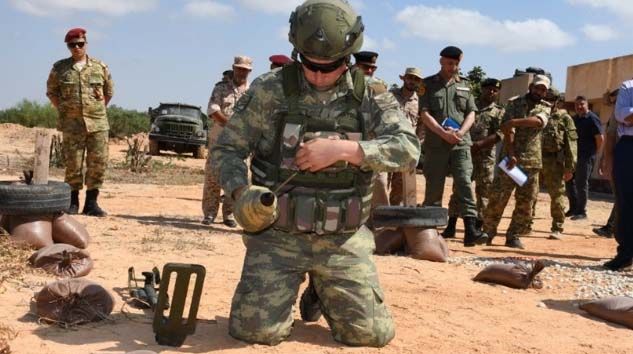 Darbeci Hafter’in sivil yerleşim yerlerine tuzakladığı mayın ve EYP’ler temizleniyor