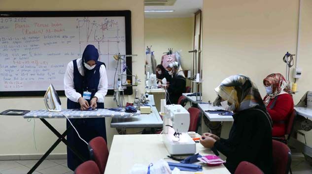 Kadın kursiyerlerden her zevke uygun maske