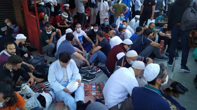 Vatandaşlar erken saatte Ayasofya’ya akın etti