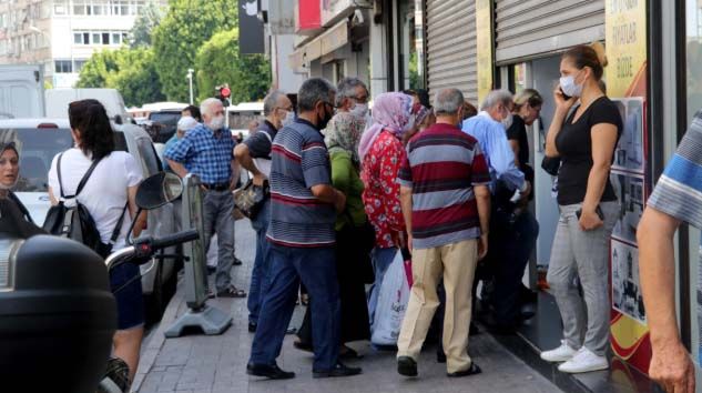 Vaka sayısının arttığı Adana’da kurallara uyan yok