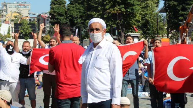 Ayasofya Camii’nin önünde vatandaşlar bayram coşkusu yaşıyor