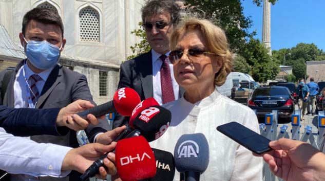 Eski başbakan Tansu Çiller, Ayasofya Camii’ne geldi