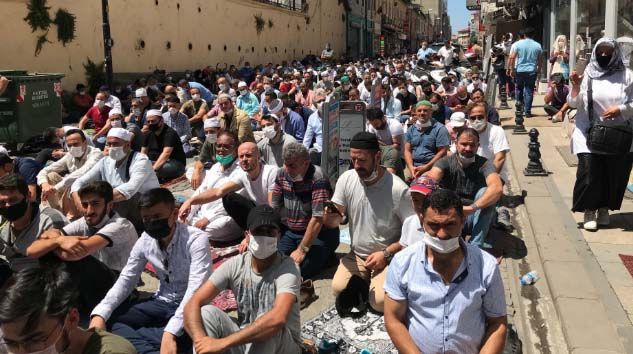 Ayasofya-i Kebir Cami-i Şerifi açılışında meydana sığmayan cemaat caddelerde namaz kıldı