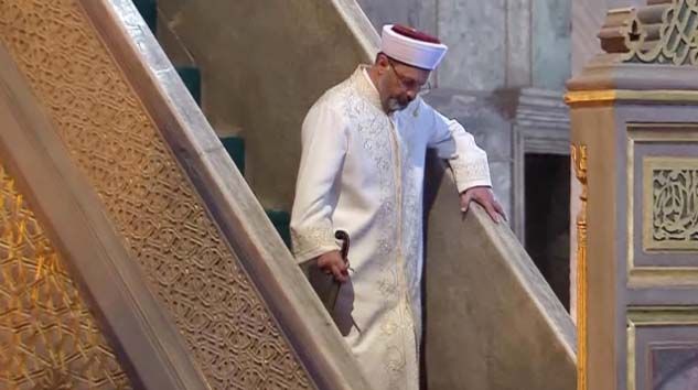 Diyanet İşleri Başkanı Erbaş Ayasofya’da ilk hutbeyi kılıçla okudu