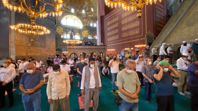 Ayasofya Camii’nde ilk vakit namazı halka açık kılındı