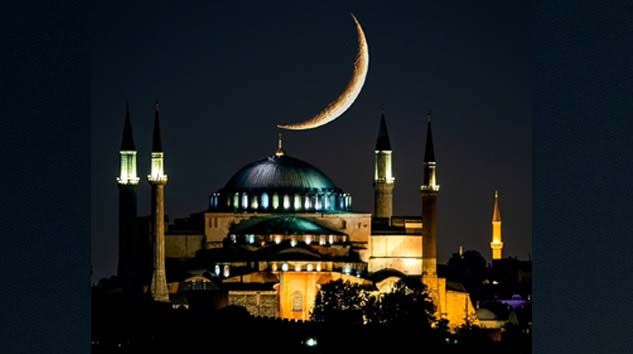 Ayasofya Camii ile hilalin buluştuğu kareler mest etti