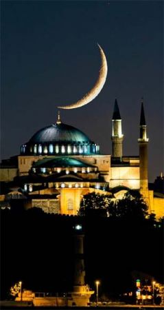 Ayasofya Camii ile hilalin buluştuğu kareler mest etti