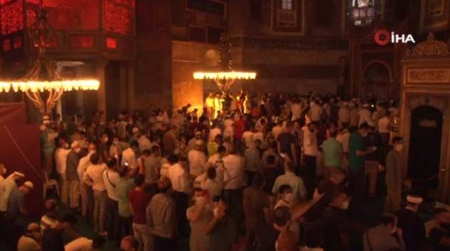 Ayasofya Camii akşam namazında da doldu taştı