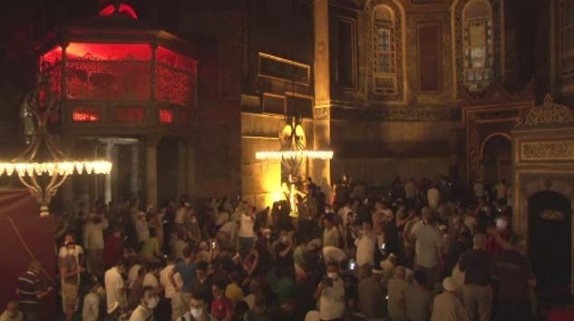 Ayasofya Camii yatsı namazında da doldu taştı