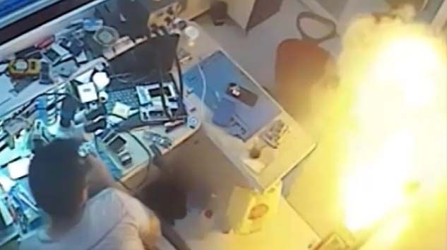 Cep telefonu bataryası bomba gibi patladı