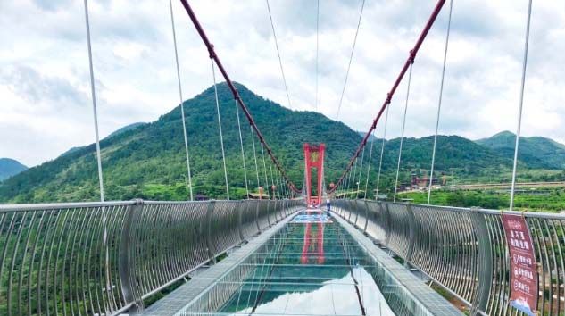 Üzerinden araba geçebilen cam köprü