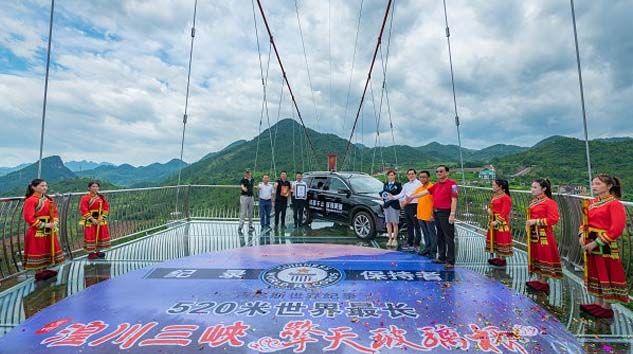 Üzerinden araba geçebilen cam köprü