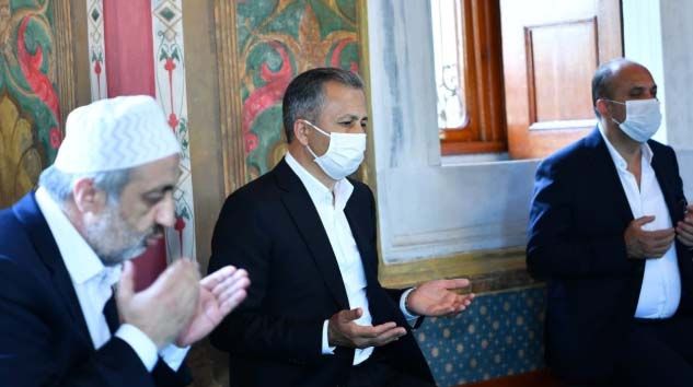 Vali Yerlikaya, Fatih Sultan Mehmet Han’ı kabri başında ziyaret etti