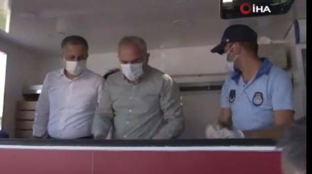 Ayasofya’da vatandaşlara seccade dağıtıldı