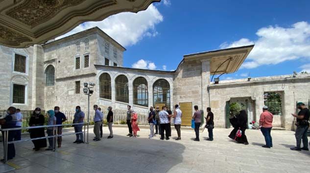 Ayasofya’nın açılmasının ardından Fatih Sultan Mehmet Han’ın kabrine vatandaş akını