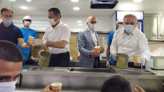 Ayasofya-i Kebir Cami önünde 4 bin kişiye sıcak çorba