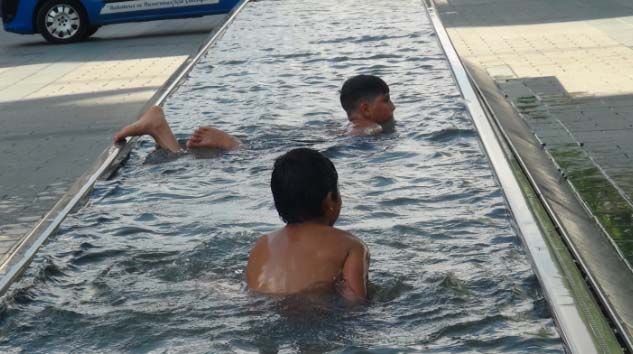 Taksim’de çocukların süs havuzunda tehlikeli oyunu