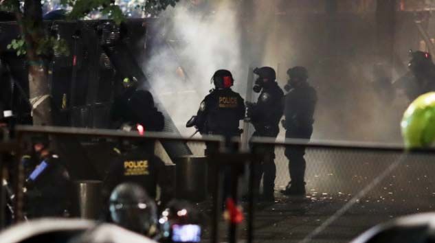 Portland’daki gösterilerde ABD bayrağı yakıldı