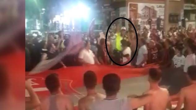 Trafik polisi taraftarlara 3’lü çektirdi