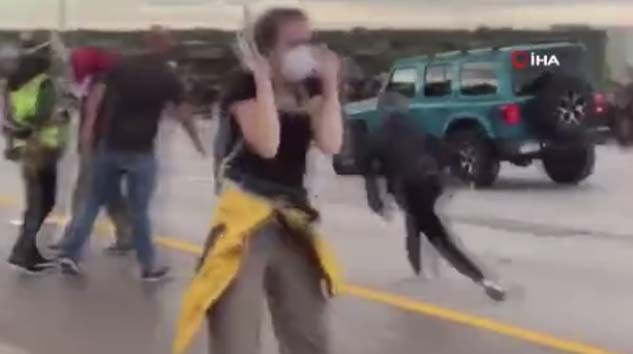 ABD’de cip göstericilerin arasına daldı