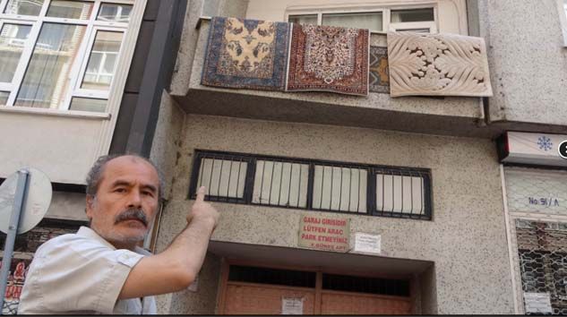 Balkondan düşen çocuğu yoldan geçen genç tutarak ölümden kurtardı