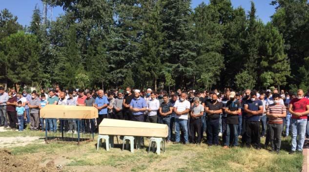 Boğularak hayatını kaybeden amca yeğen toprağa verildi