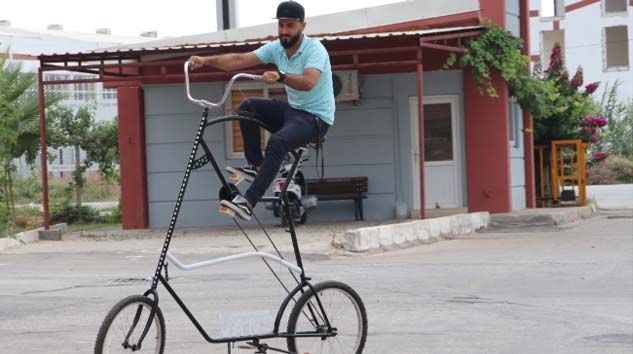 Sosyal mesafeyi korumak için 2 buçuk metre uzunluğunda bisiklet yaptı