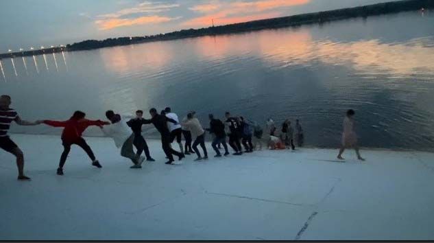 Rusya’da gölde boğulmak üzere olan iki kişi, insan zinciriyle kurtarıldı