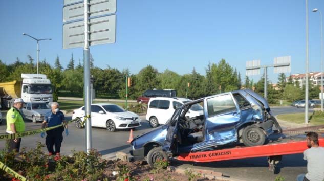 Eskişehir’de minibüs ile otomobil çarpıştı: 1 ölü