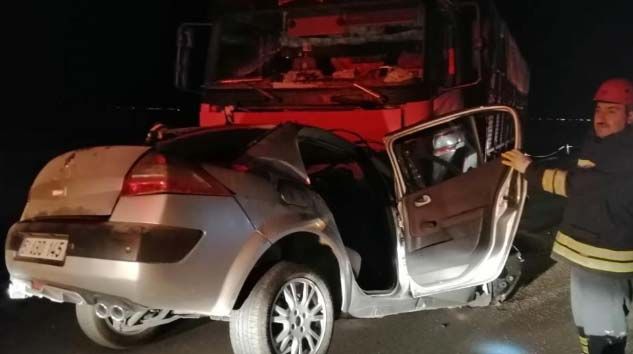 Karşı şeride geçen otomobil kamyonun altına girdi: 1 ölü