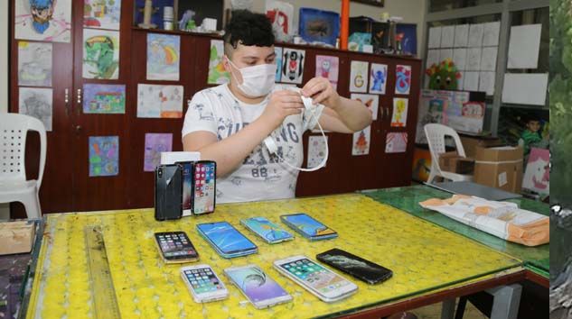 Atık kağıtlardan maket yapıyorlar