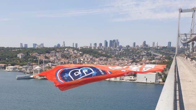 Şampiyon Başakşehir bayrakları köprülerde