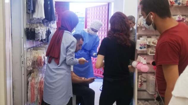 Maske tak diye uyardığı müşteri askı demiri ile saldırdı