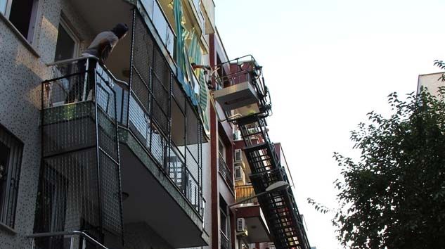 Kaynak makinesi üst kattaki balkon perdesini tutuşturdu